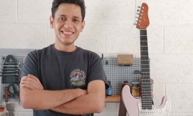 Salvadoreño lanza su propia marca de guitarras fabricadas a mano