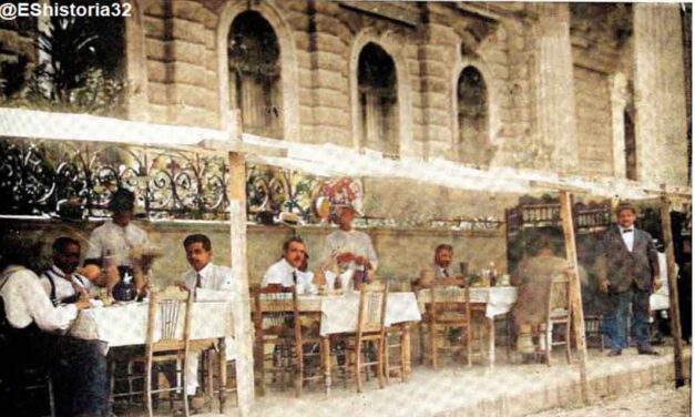 Café sobre la acera cerca del Palacio Nacional, San Salvador, 1917